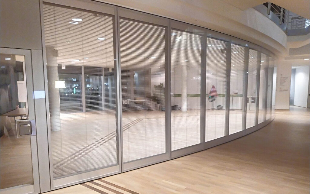 Curved acoustic movable glass walls with electric mini blinds - STELLA by Kwik-Wall